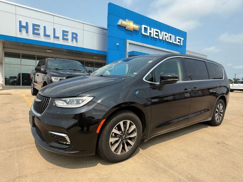 Used 2023 Chrysler Pacifica Touring-L FWD image 3