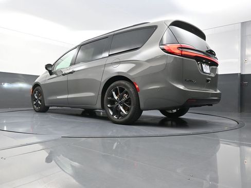 Used 2023 Chrysler Pacifica Touring-L w/ S Appearance Package FWD image 28