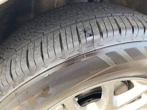 Used 2024 Chrysler Pacifica Touring-L image 23