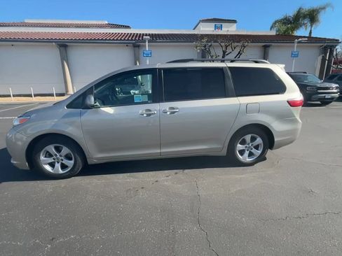 Used 2015 Toyota Sienna LE image 5