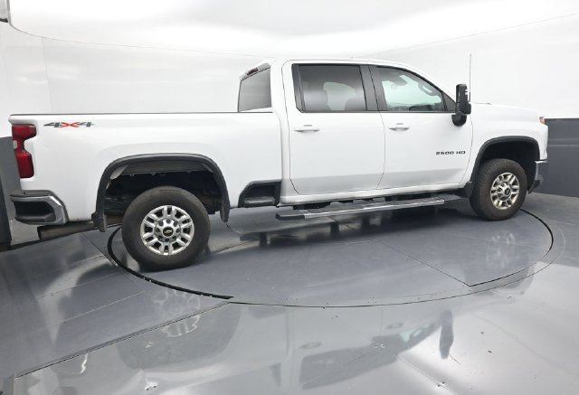 Used 2025 Chevrolet Silverado 2500 LT w/ Convenience Package AWD/4WD image 3