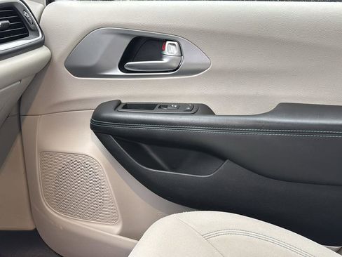 Used 2018 Chrysler Pacifica Touring Plus image 24