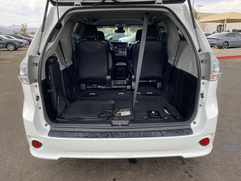 Used 2020 Toyota Sienna SE w/ Nightshade Edition FWD image 14