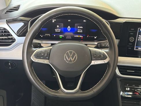 Used 2025 Volkswagen Taos SE w/ Panoramic Sunroof Package FWD image 4