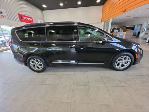 Used 2023 Chrysler Pacifica Limited FWD image 8
