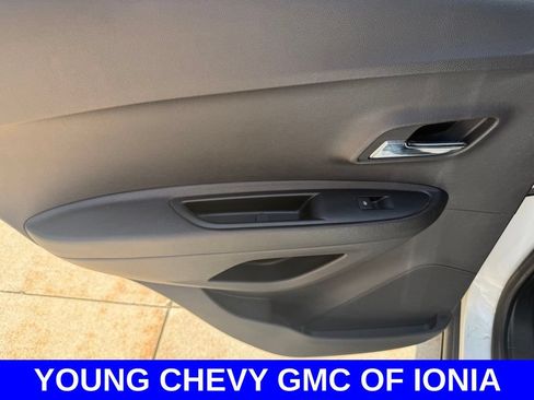 Used 2019 Chevrolet Trax LT w/ LT Convenience Package FWD image 10