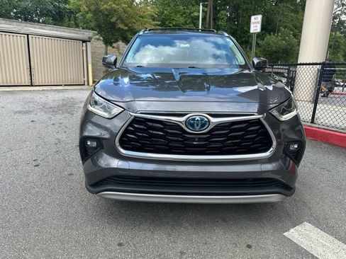 Used 2021 Toyota Highlander Platinum AWD/4WD image 2