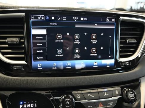 Used 2024 Chrysler Pacifica Touring-L FWD image 17