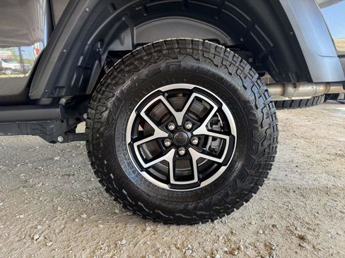 Used 2024 Jeep Gladiator Rubicon w/ Technology Group AWD/4WD image 46
