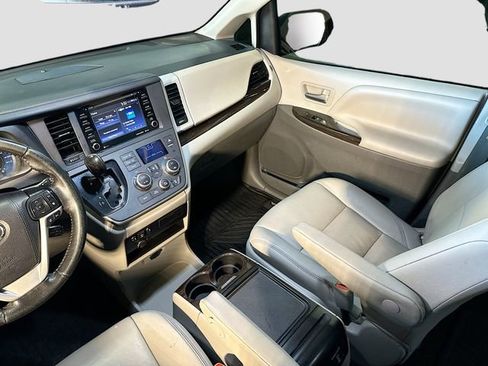 Used 2020 Toyota Sienna XLE image 24