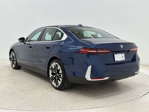 Used 2025 BMW 530i w/ Premium Package RWD image 3