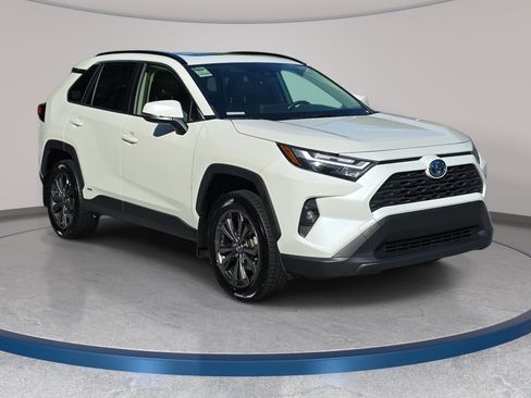 Used 2022 Toyota RAV4 XLE Premium AWD/4WD image 3