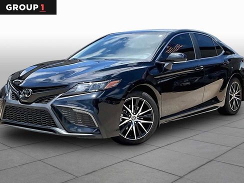 Used 2023 Toyota Camry SE FWD image 1