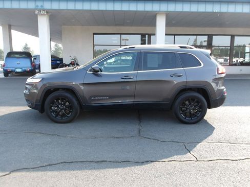 Used 2017 Jeep Cherokee Latitude w/ Comfort/Convenience Group AWD/4WD image 2