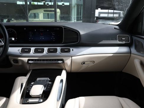 Used 2025 Mercedes-Benz GLS 450 4MATIC image 29