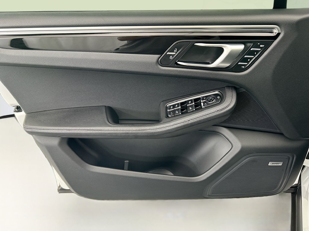 Certified 2023 Porsche Macan AWD/4WD image 24