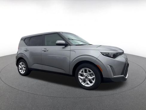 Used 2025 Kia Soul LX w/ LX Technology Package image 2