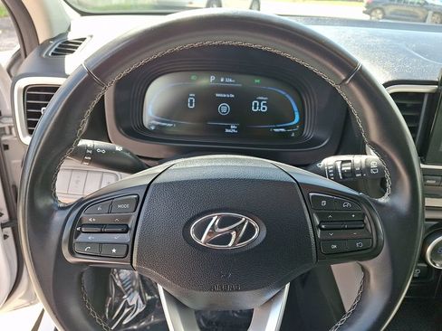 Certified 2025 Hyundai Venue SEL FWD image 20