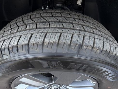 Certified 2025 Nissan Frontier SV image 29