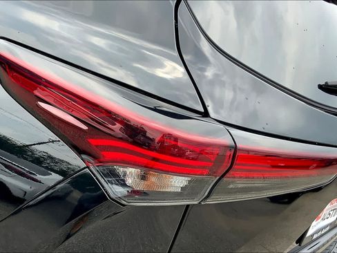 Used 2024 Toyota Highlander XLE FWD image 29