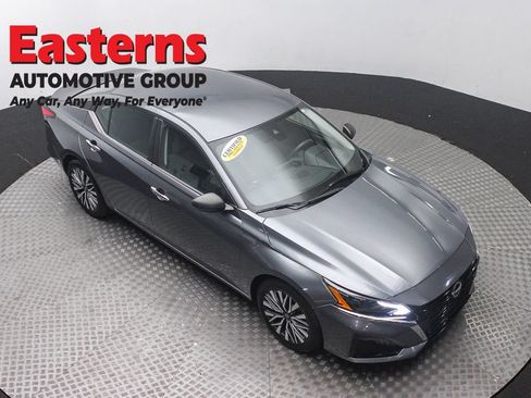 Used 2024 Nissan Altima 2.5 SV FWD image 3