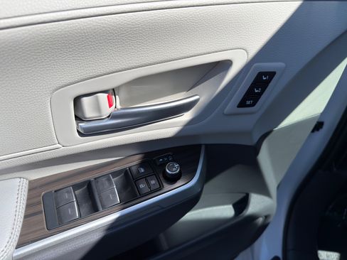 Used 2023 Toyota Sienna Limited image 27