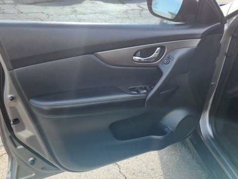 Used 2016 Nissan Rogue SV image 23