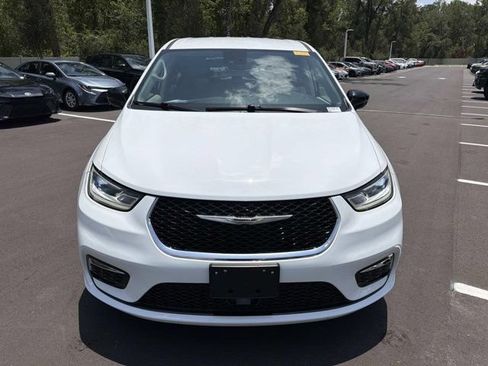 Used 2024 Chrysler Pacifica Touring-L FWD image 6