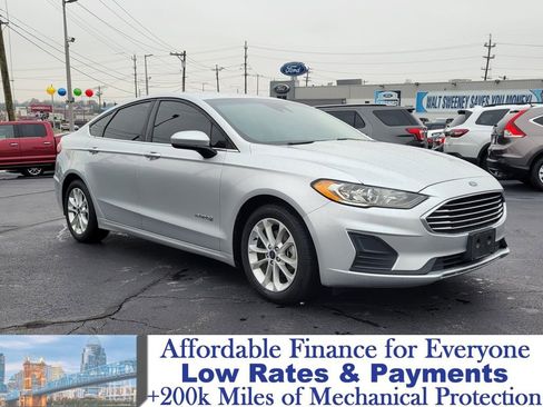 Certified 2019 Ford Fusion SE image 2