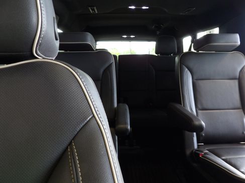 Used 2021 Chevrolet Suburban Premier AWD/4WD image 30