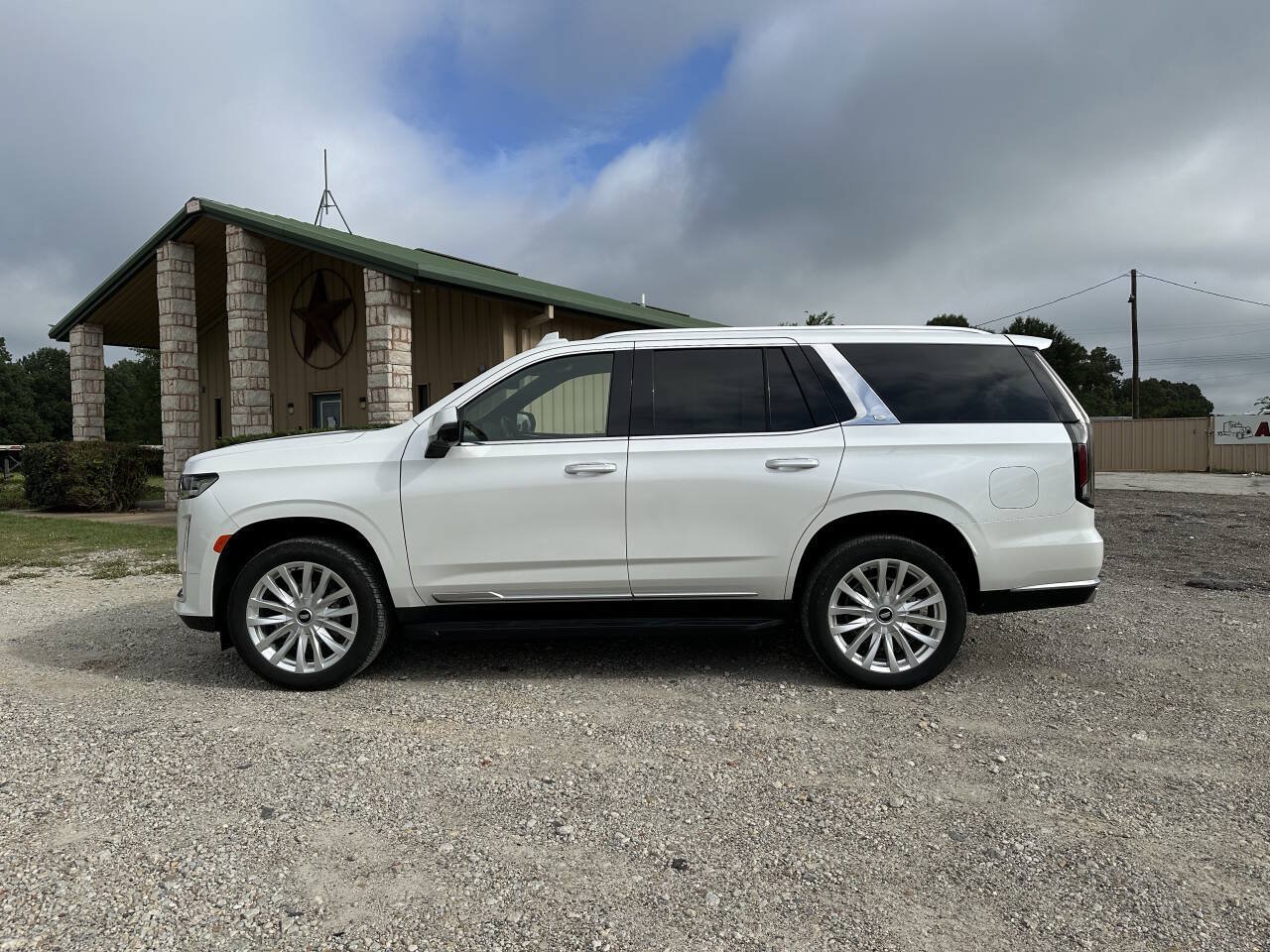 Used 2024 Cadillac Escalade Luxury RWD image 3