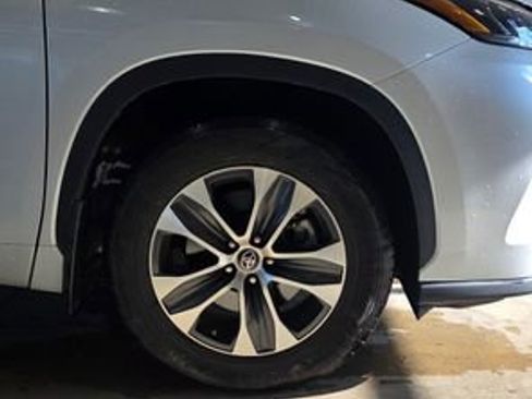 Used 2022 Toyota Highlander XLE image 32