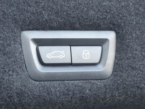 Certified 2025 BMW 740i image 39