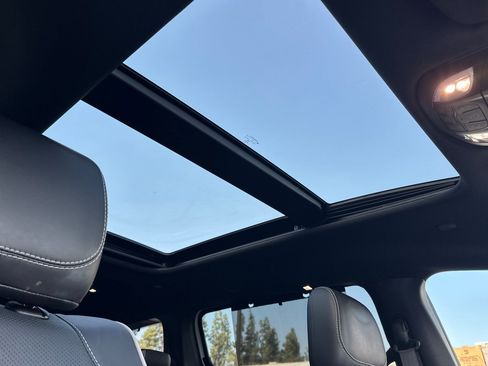 Used 2024 Chrysler Pacifica Limited w/ Uconnect Theater Family Group image 17