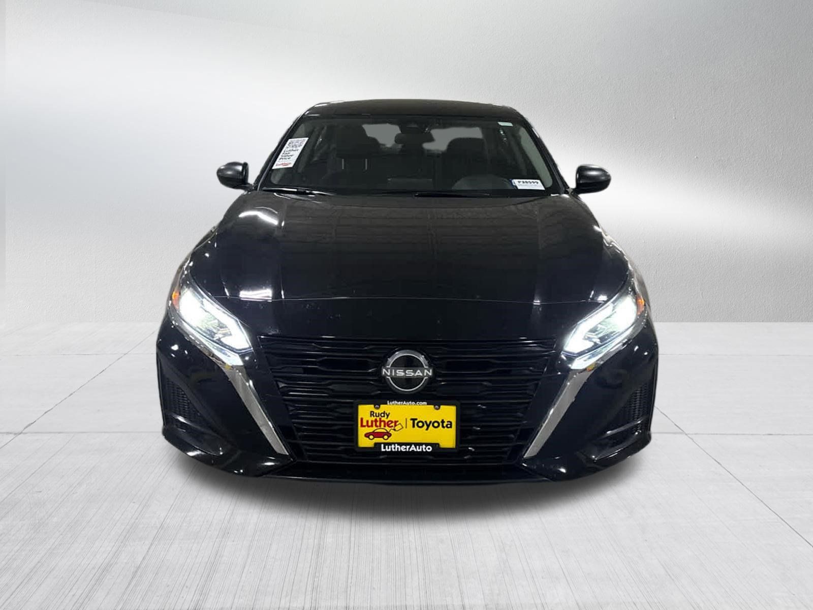 Used 2025 Nissan Altima 2.5 SV FWD image 2