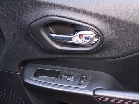 Used 2020 Jeep Cherokee Trailhawk image 9