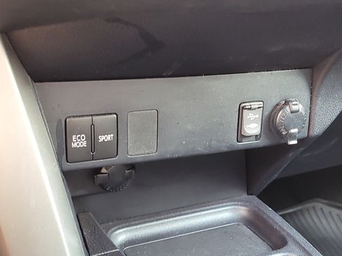 Used 2018 Toyota RAV4 LE image 24