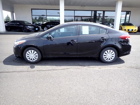 Used 2017 Kia Forte LX image 2