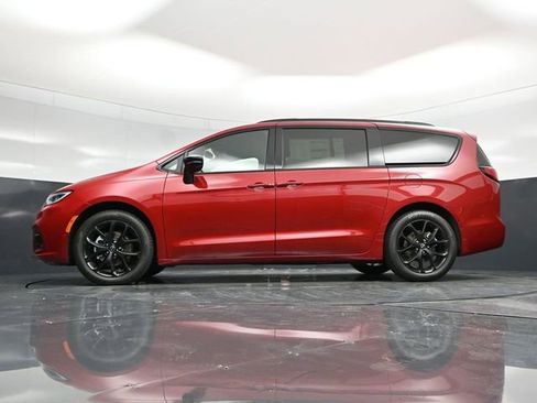 New 2026 Chrysler Pacifica Limited FWD image 61