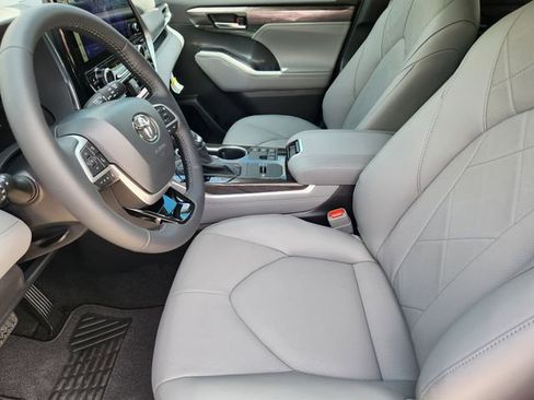 New 2026 Toyota Highlander Platinum image 11
