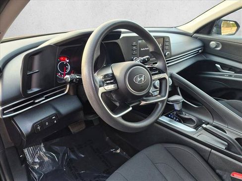 Used 2022 Hyundai Elantra SE FWD image 10