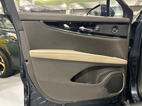 Used 2022 Lincoln Nautilus Reserve w/ Equipment Group 201A image 9