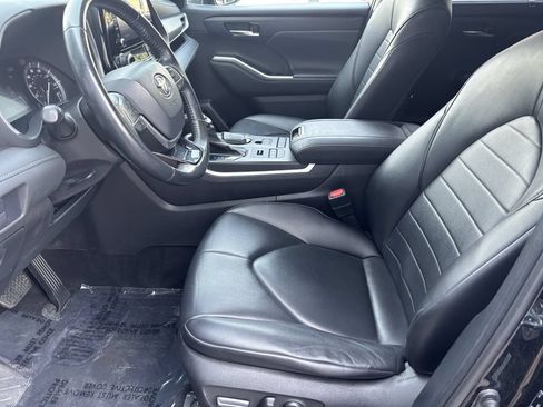 Used 2021 Toyota Highlander XLE AWD/4WD image 13