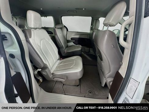 Used 2017 Chrysler Pacifica Touring-L FWD image 28