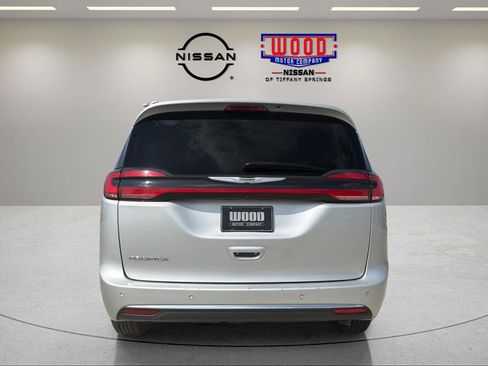 Used 2023 Chrysler Pacifica Touring-L FWD image 3