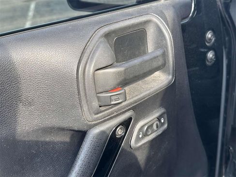 Used 2015 Jeep Wrangler Unlimited Sahara image 18