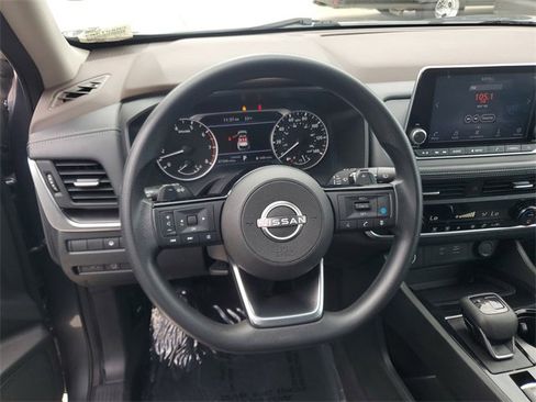 Used 2023 Nissan Rogue SV image 5