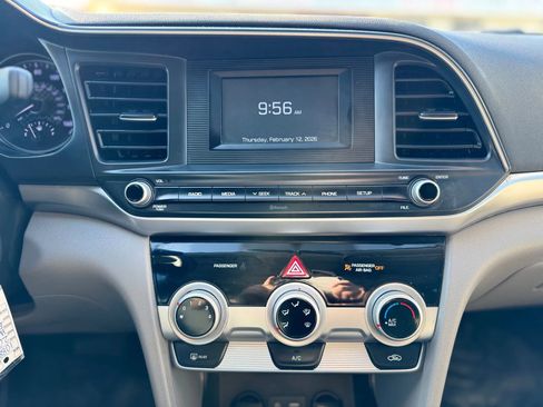 Used 2019 Hyundai Elantra SE image 24