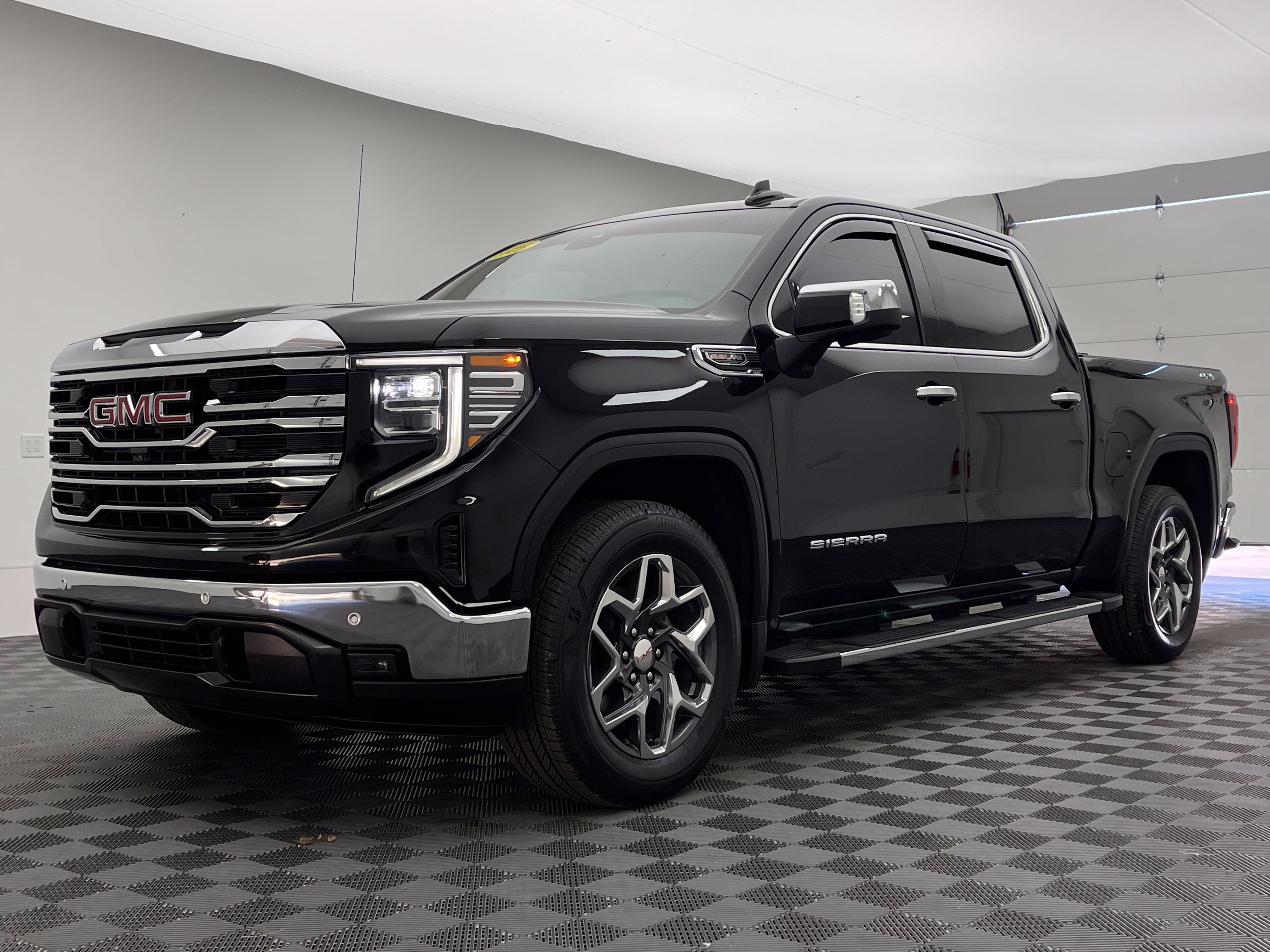 Used 2025 GMC Sierra 1500 SLT w/ SLT Premium Plus Package AWD/4WD image 2