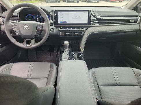 Used 2025 Toyota Camry XLE AWD/4WD image 13